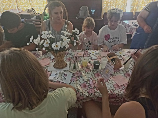 4 июля в преддверии Дня семьи, любви и верности сотрудники Федосевского  СДК с детьми провели мастер-класс по изготовлению праздничного сувенира- ромашки